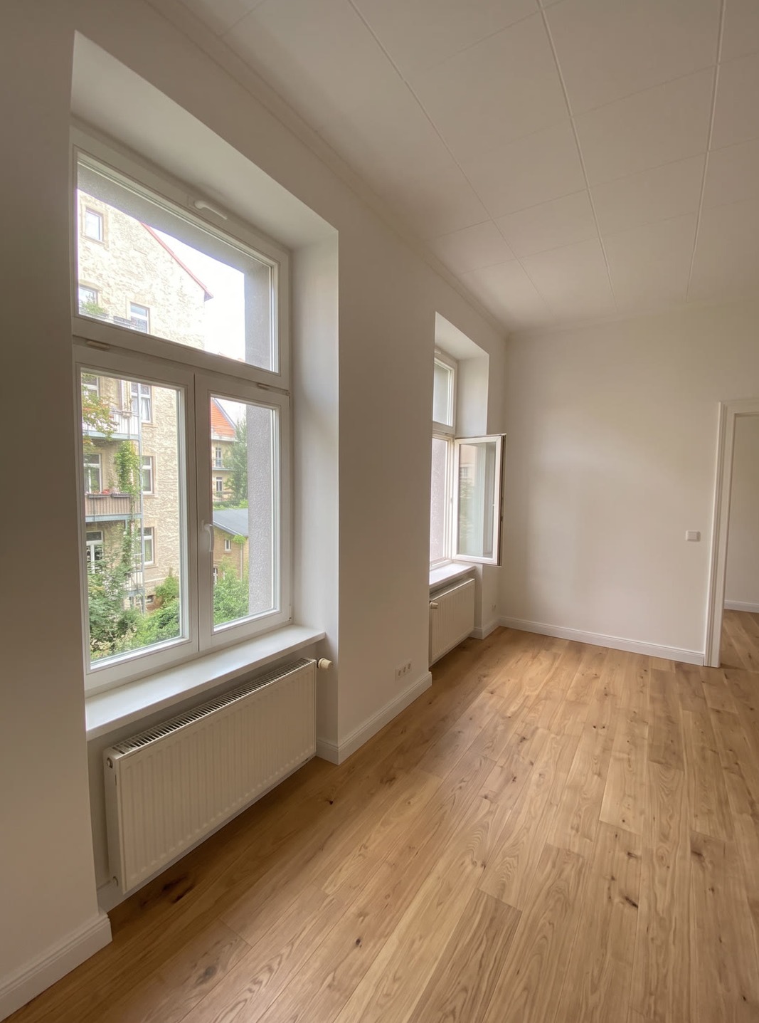 Dasselbe Zimmer im fertigen Zustand, gestrichen und mit verlegtem Boden